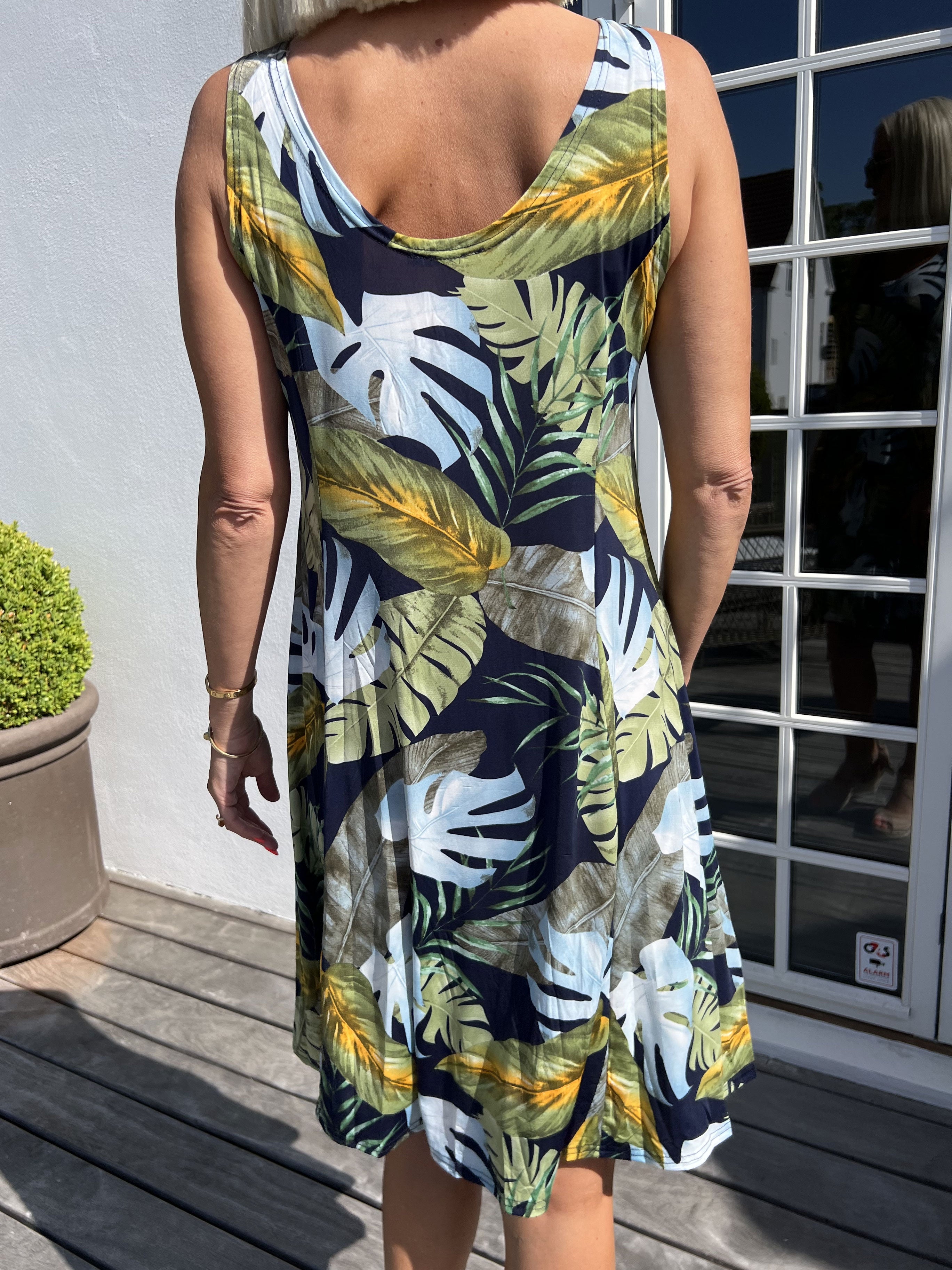 Maj Multi Leaf - Söt elastisk sommarklänning med mönster